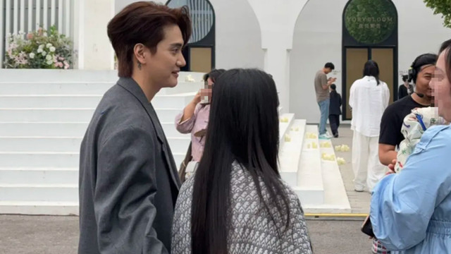 张檬产后35天参加婚礼，哺乳期没化妆，儿子交给俩护士照顾很省心