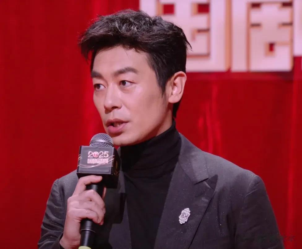 国剧盛典红毯星光黯淡，全靠中年女星撑场，生图显出她们真实状态