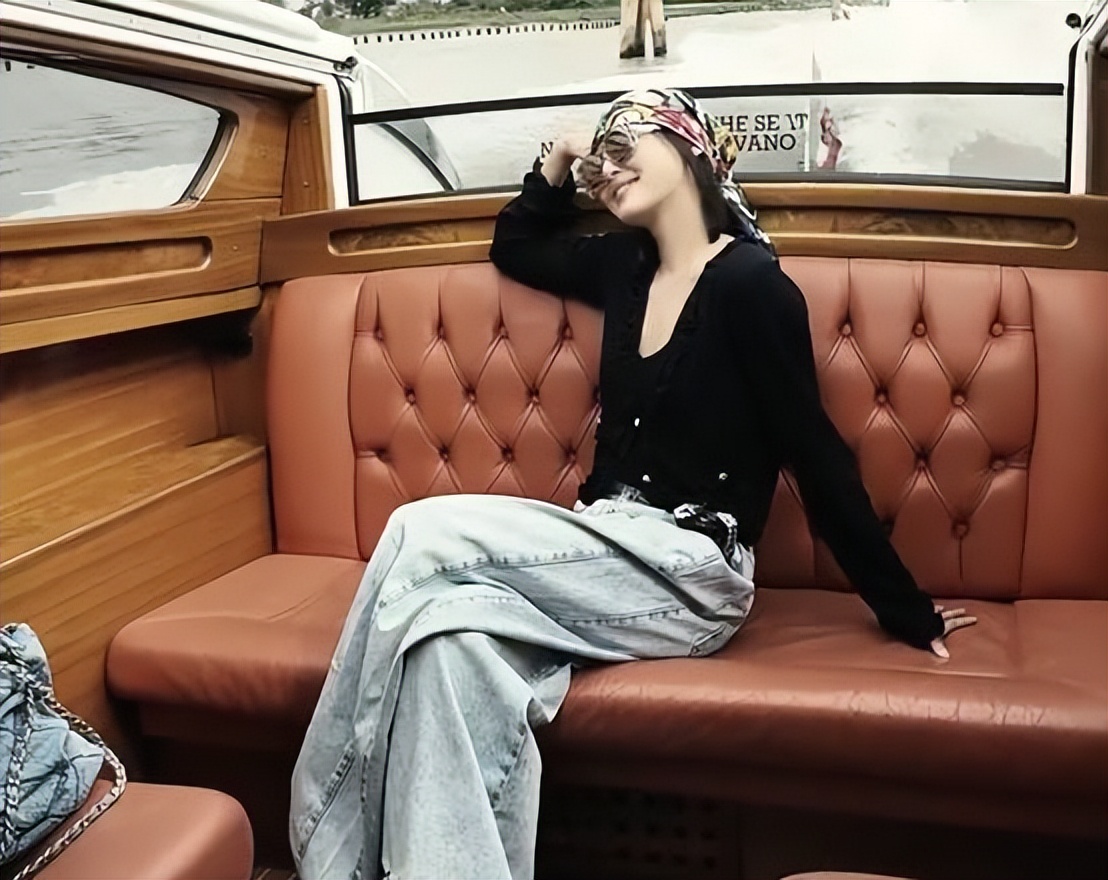 舒淇抵达威尼斯电影节,穿背心低调不失优雅,亚洲巨星slay全场