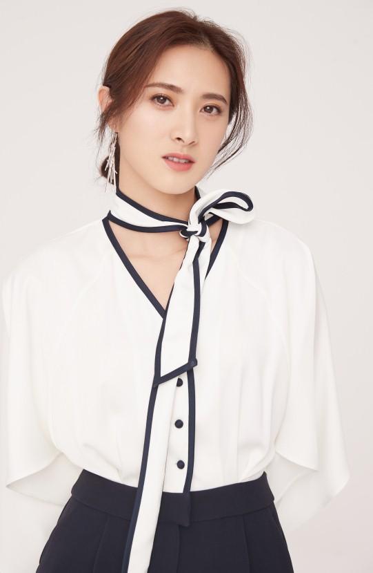 她被靳东抛弃,转身嫁父亲选的男人,45 岁被宠成公主,她凭什么?