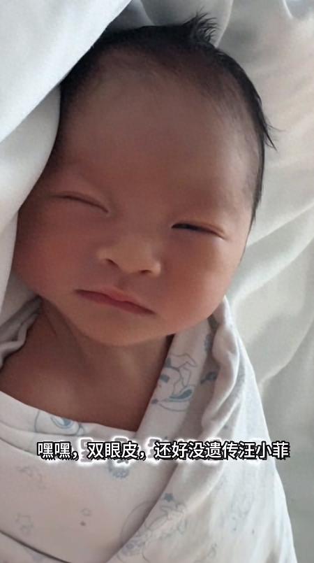 马筱梅爸爸带玥箖钓虾放烟花!妈妈在家做饭收拾屋,俩娃很亲他们