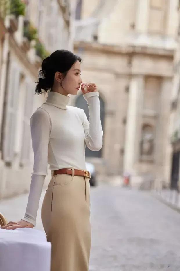 刘诗诗巴黎街头漫步身材窈窕 丝带扎发尽显优雅温柔