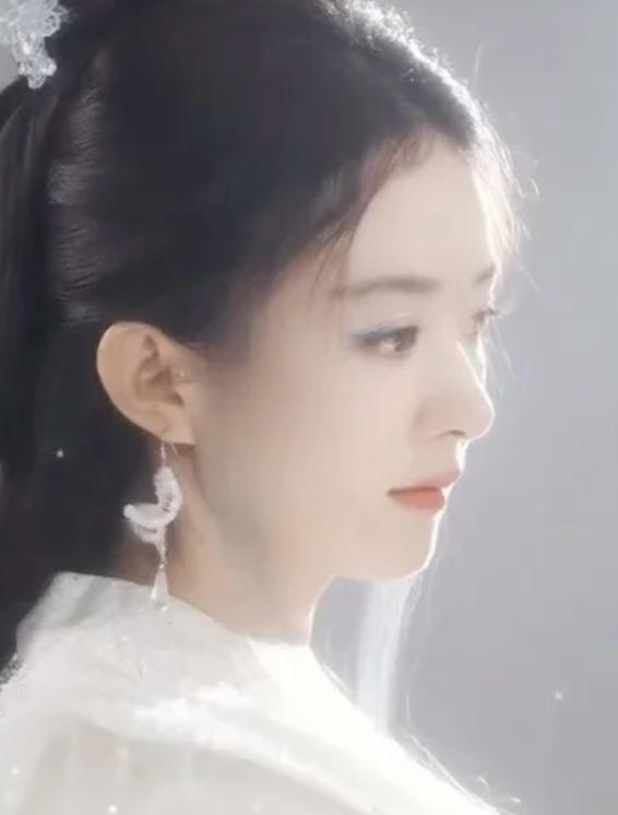 杨幂瘪嘴严重、赵丽颖眼褶多、唐嫣有了双下巴，85花纷纷陷初老