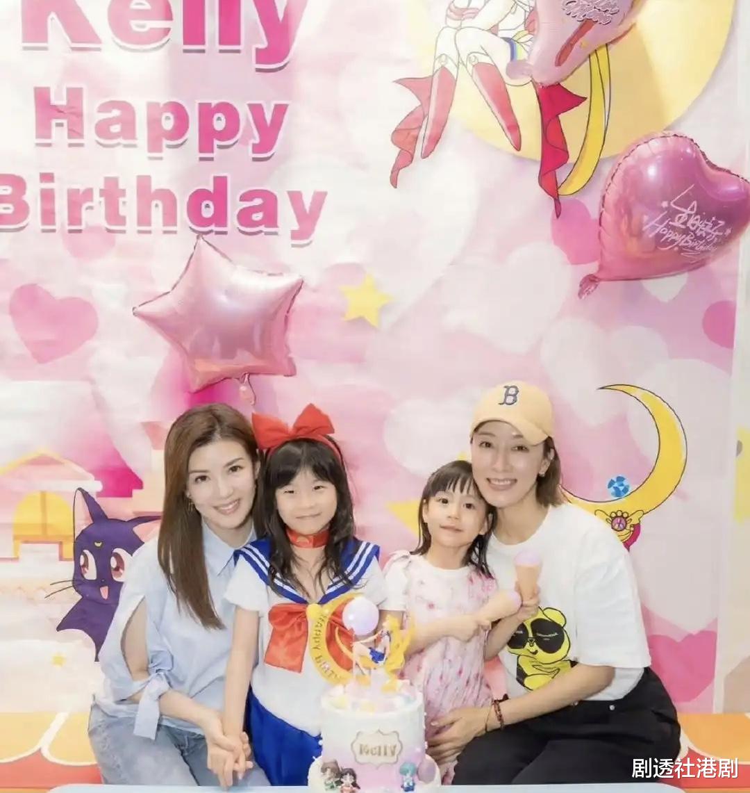 甜蜜放闪!TVB知名女星一家三口游越南,老公送惊喜深情献吻