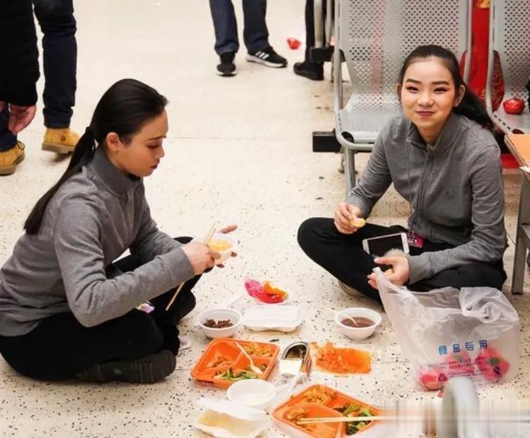 春晚幕后伙食曝光，明星彩排也吃盒饭，湖北春晚有热汤获好评