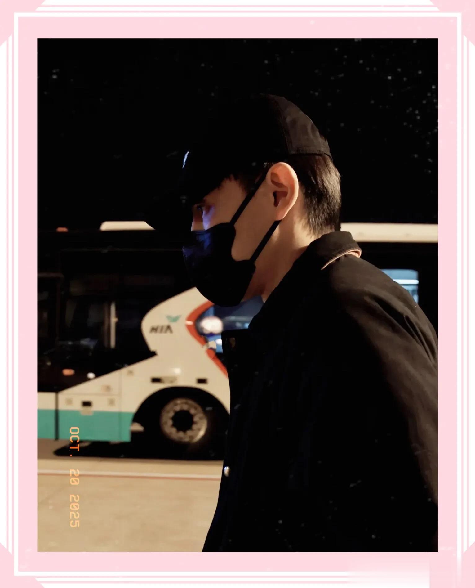 邓伦现身机场被偶遇,眼神清澈,少年感十足,胖乎乎的小手很可爱