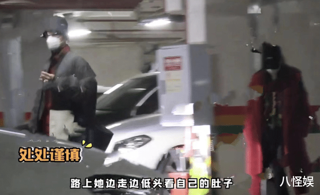 45岁任重陪孙骁骁逛街，被曝在女方老家重庆定居，女儿1岁左右