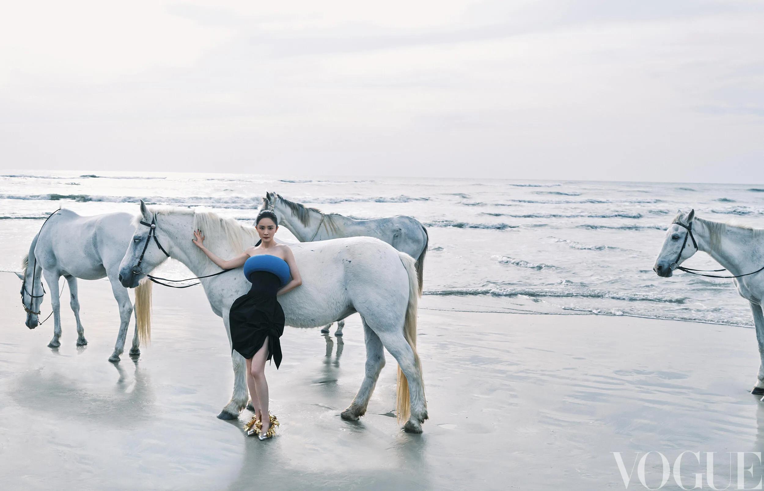 杨幂穿Prada登Vogue开年封面，她在海边骑白马，脖子上挂满红珊瑚