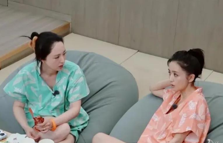 直到看到董璇被二婚男友“甩脸色”，才明白佟丽娅的不婚有多高明