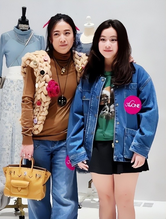 45岁甘比大女儿17岁了！眼神清澈有光一脸富贵相，深得刘銮雄宠爱