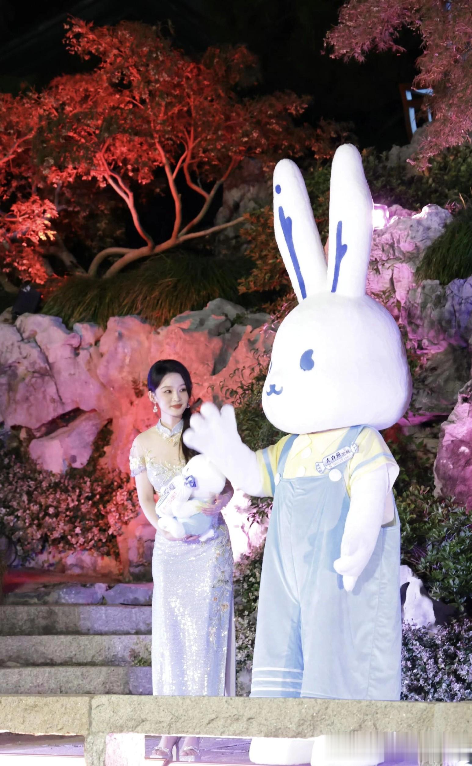 李沁中秋节出席大白兔活动，穿水蓝亮片刺绣旗袍，中式美人具象化