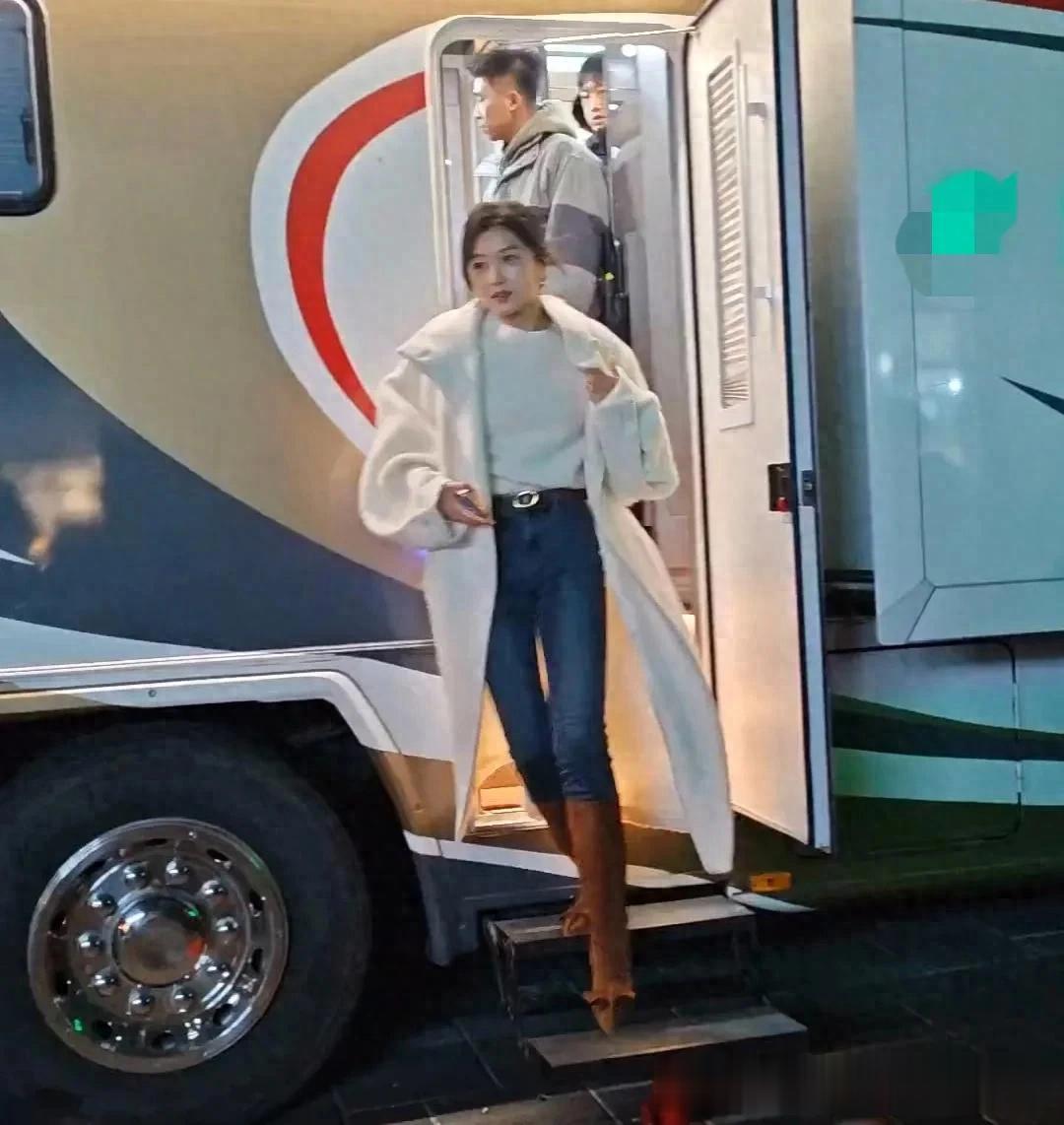 偶遇孙千上班，她的身材真的好好啊，这大长腿真的算是美腿标杆了