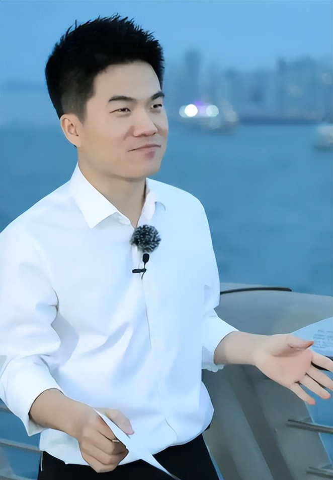 俞敏洪没想到，董宇辉受邀九三阅兵半月多，再因一个举动口碑暴涨