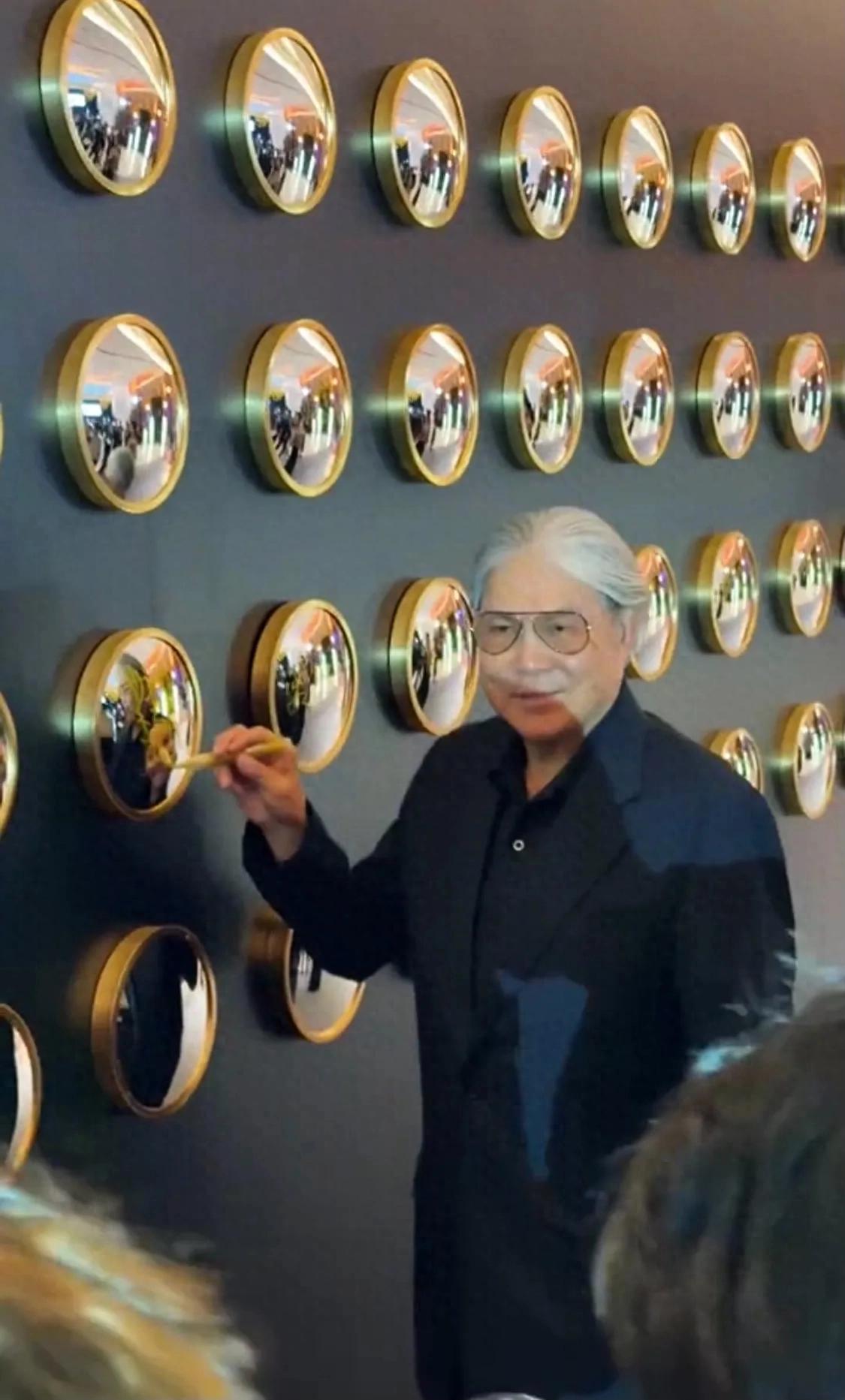 这一夜,郭晶晶戴黄金项链演讲,霍启刚穿中山装帅气,李宁很精神