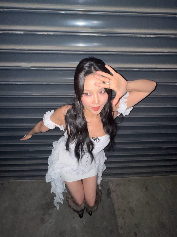 黄龄今日份营业写真，白裙配长筒靴真美啊