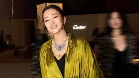 北京这一夜，被“全裹”出镜的郭晶晶惊艳，不穿暴露礼服却艳压群芳