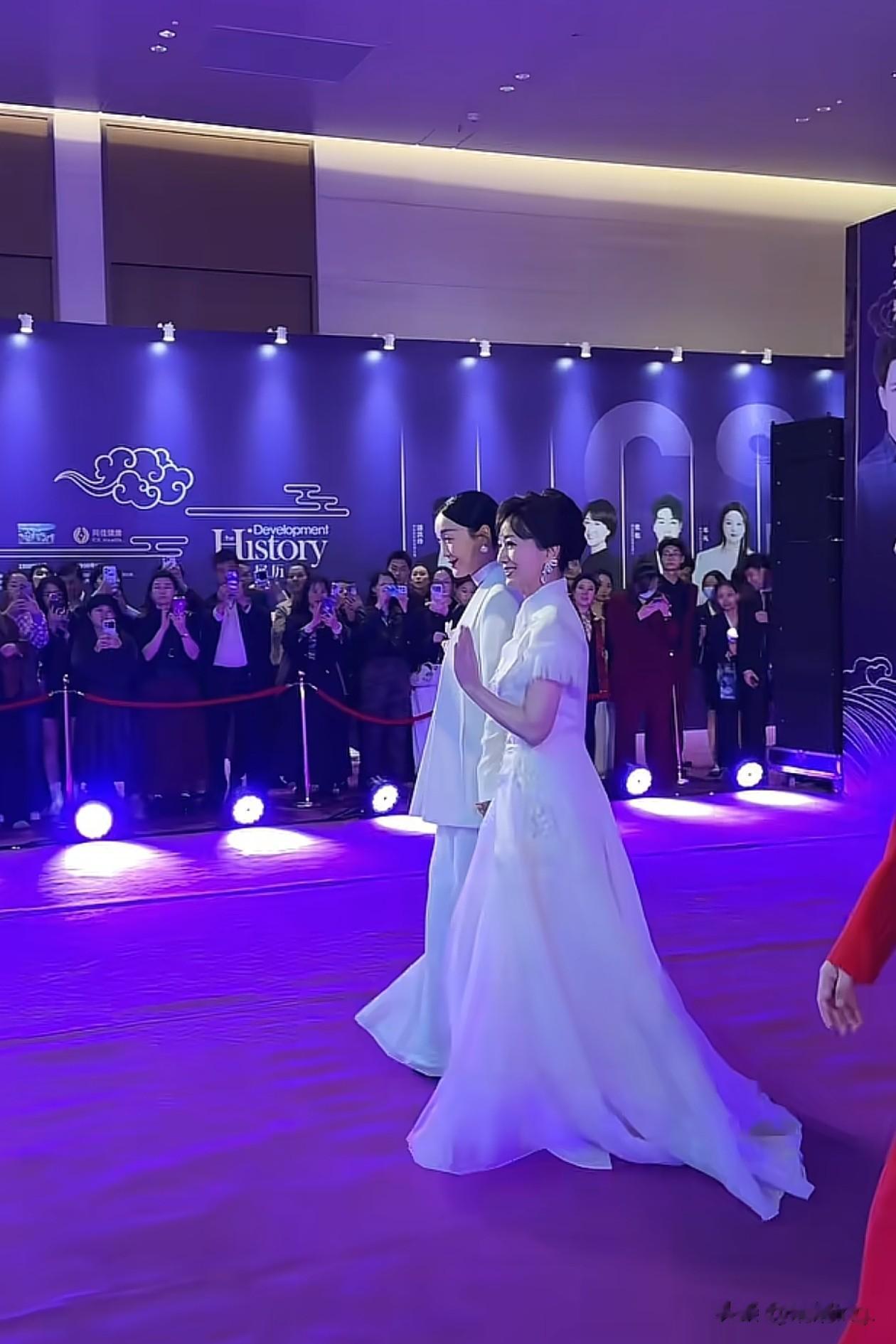 72岁赵雅芝红毯造型:盘发+白色立领裙,时髦又减龄,美出新高度