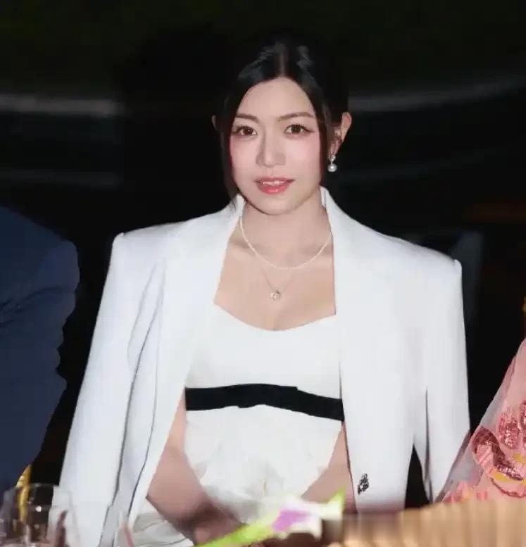 42岁陈妍希惊艳乌镇戏剧节！白裙搭白色西装，又纯又美像24岁！