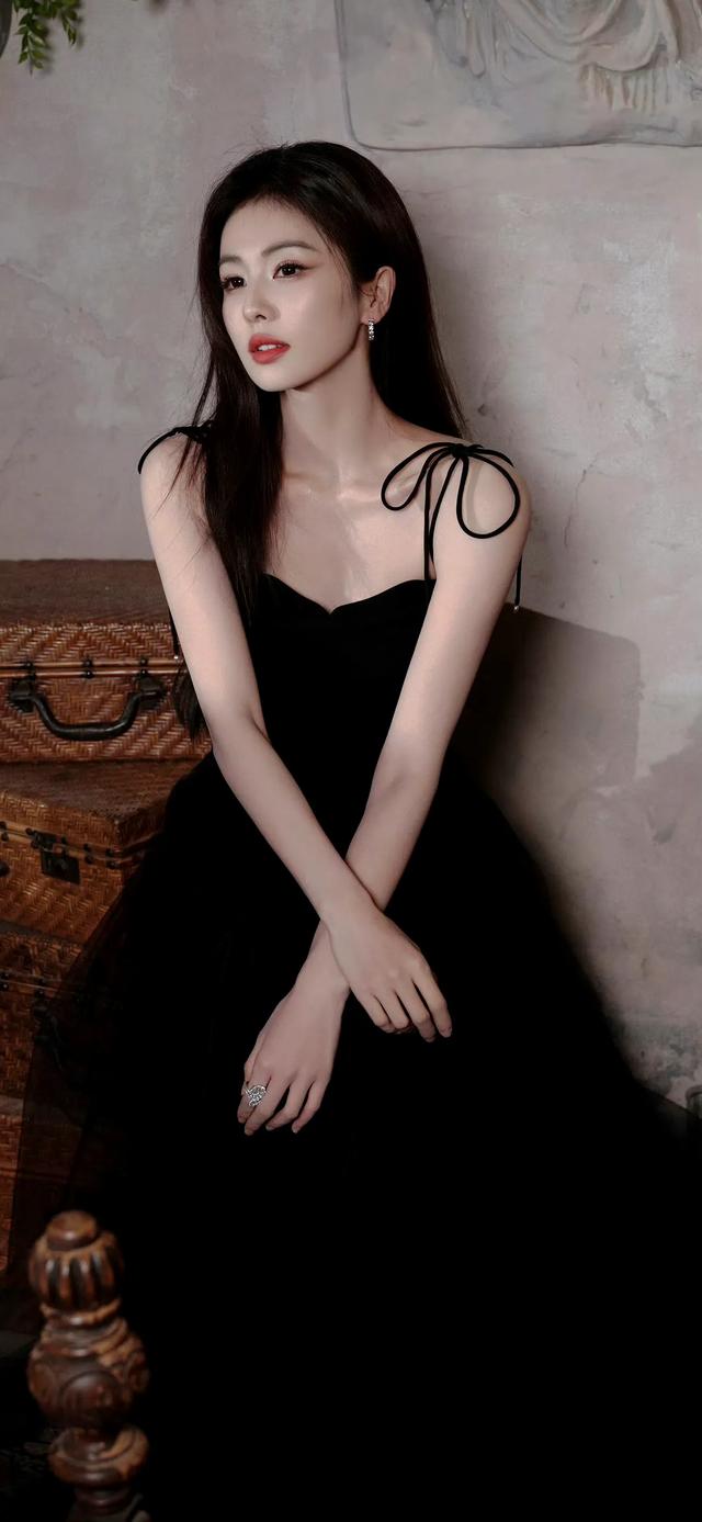 白鹿长发黑裙写真,真是美极了