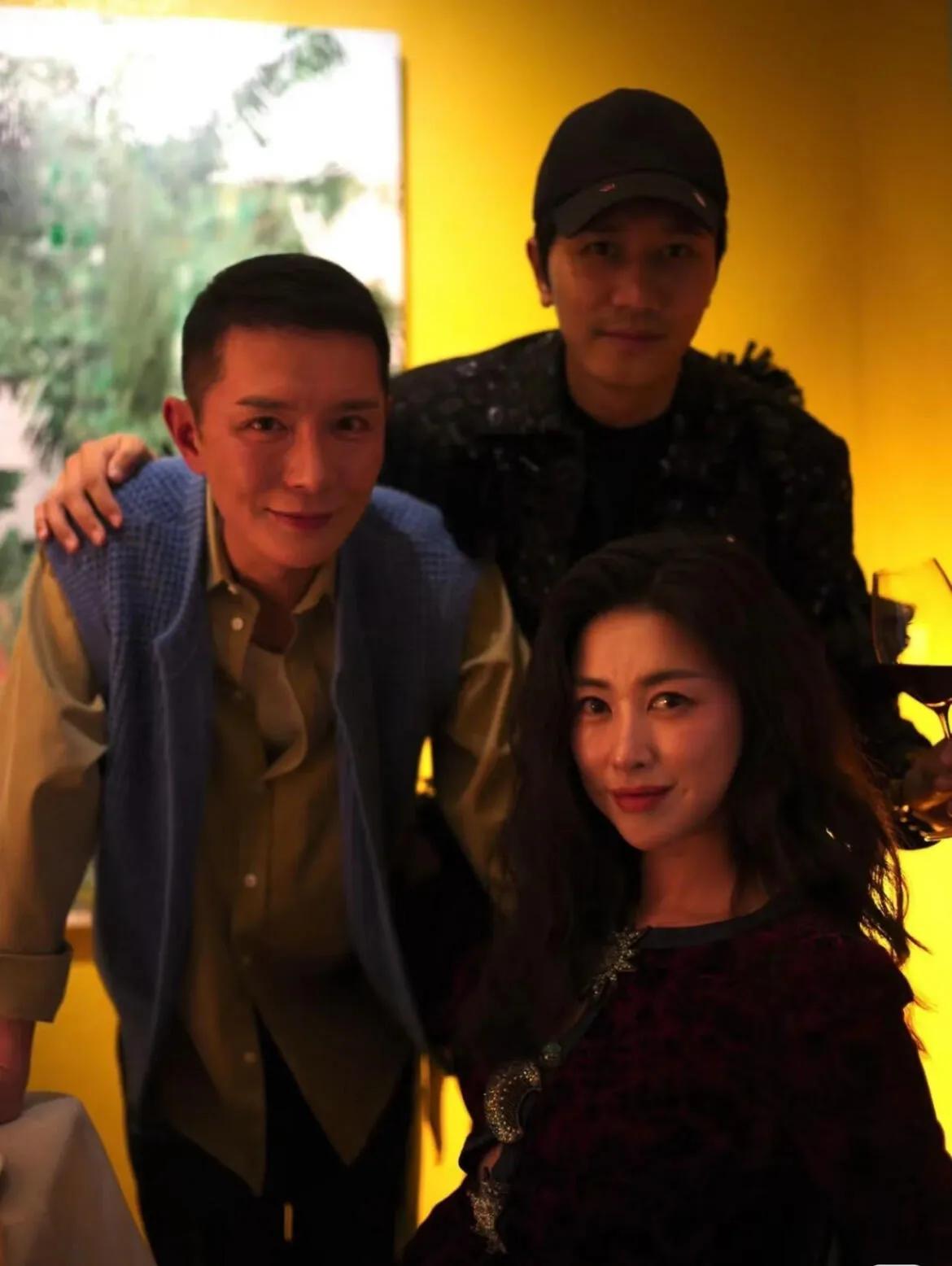 朱珠在住过的公寓办画展，她的旧房子很美，朱珠老公全程陪着她！