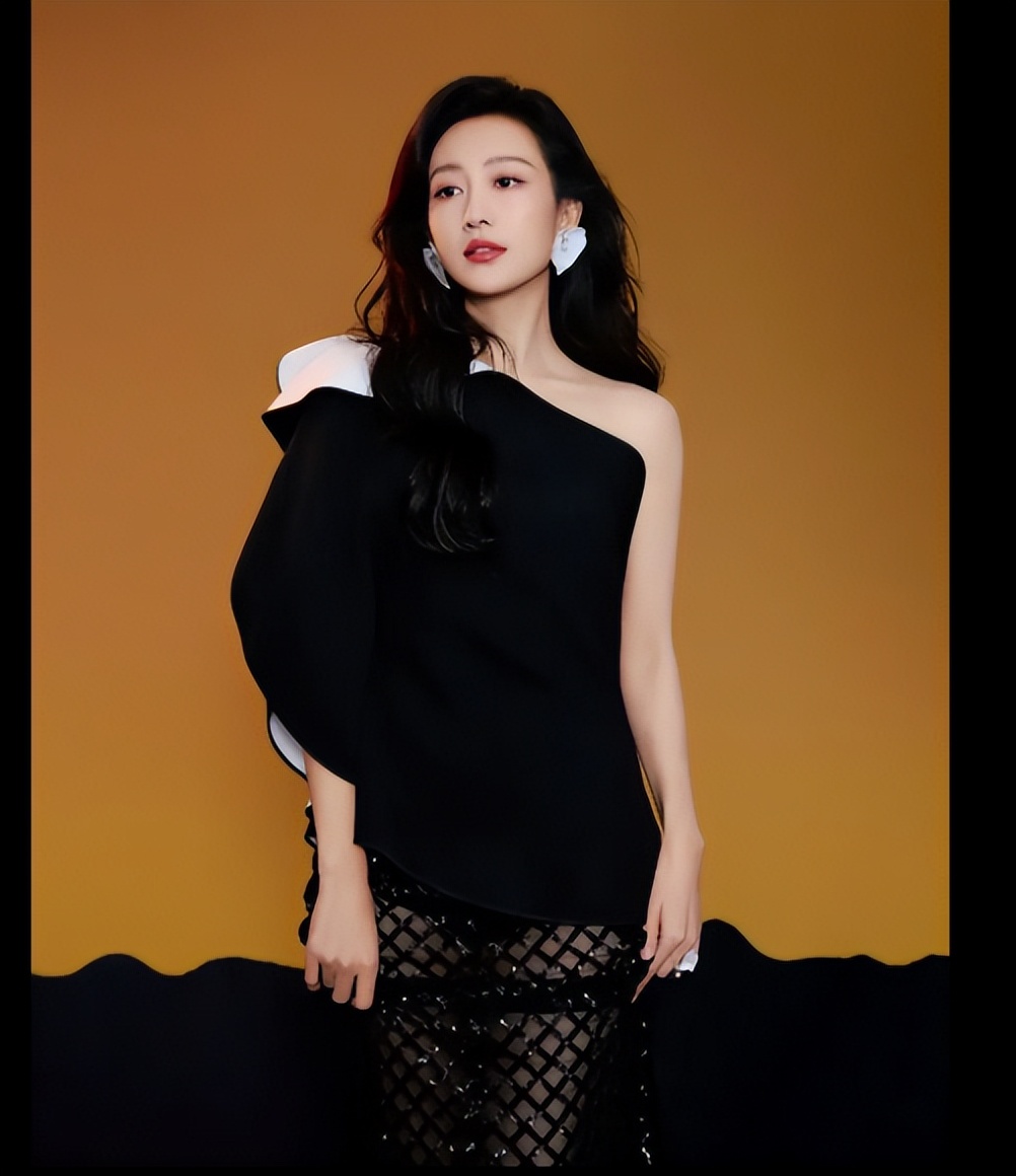 王鸥透视渔网裙,长腿格外吸睛,女王范十足!