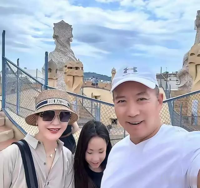 王小骞一家三口西班牙逍遥游,矮小症女儿身高飞跃,穿搭早熟?