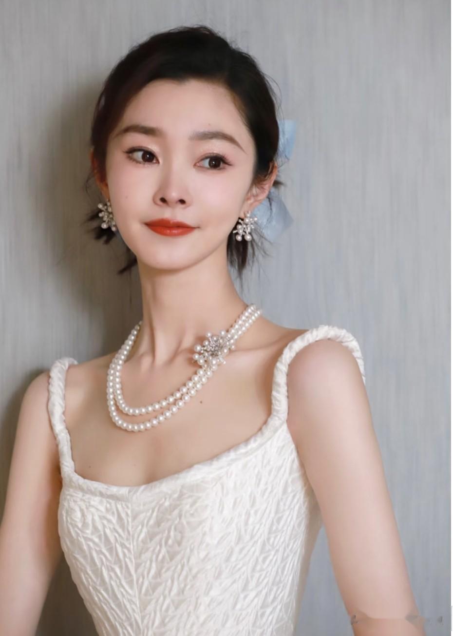 20位女明星出道前VS出道后，有人从小美到大，有人判若两人！