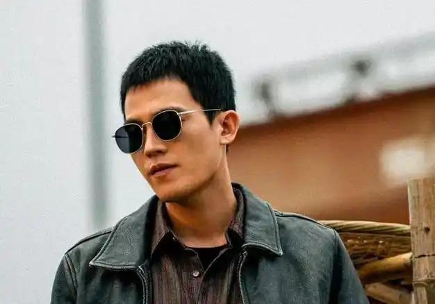 央视力挺！没想到32岁的欧豪，已悄悄走上“伯乐”谢霆锋的老路