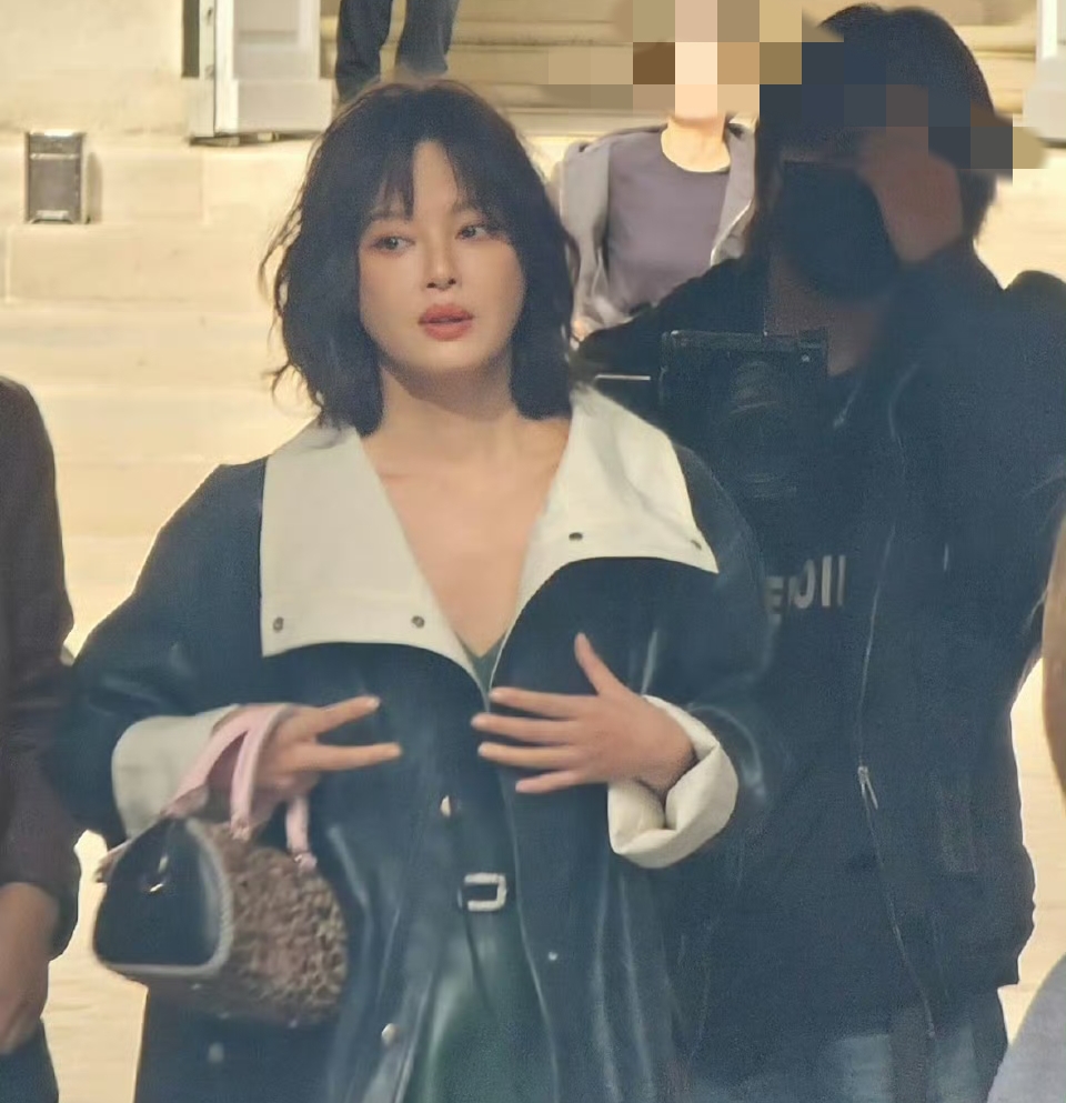 辛芷蕾亮相巴黎时装周，气场全开，贵气十足，短发超美，瘦了一圈