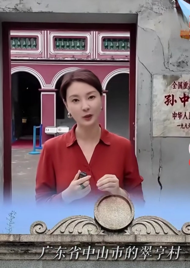 刘芳菲探访孙中山故居，一袭红色长袖连衣裙，端庄貌美知性又优雅