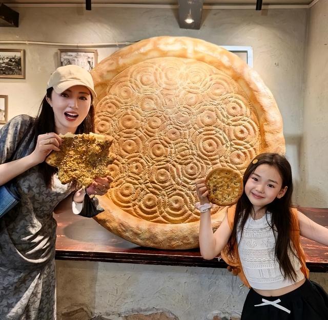 佟丽娅带董璇母女在疆游玩,二婚后的她精神饱满,小酒窝落落大方