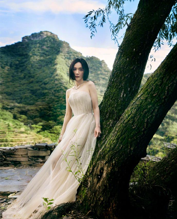 39岁杨幂庆生！皮肤透白骨感分明，迪丽热巴祝词沉重被嘲“无脑”