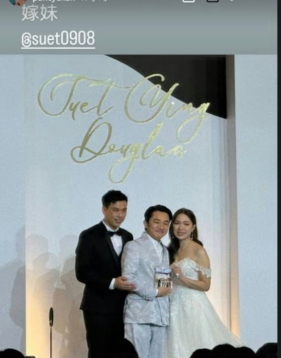 王祖蓝妹妹大婚，手上四个金镯一个比一个大，曾获哥哥豪送近千万房产