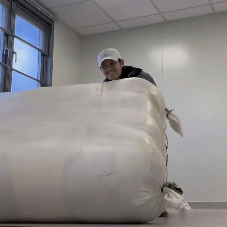 生活艰难！30岁TVB新晋男星没剧拍零收入，靠做苦力工挣钱交房租