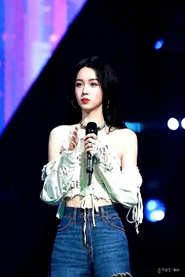 娱乐圈唯一比刘亦菲还美的,关键身材还更好,还更加年轻漂亮