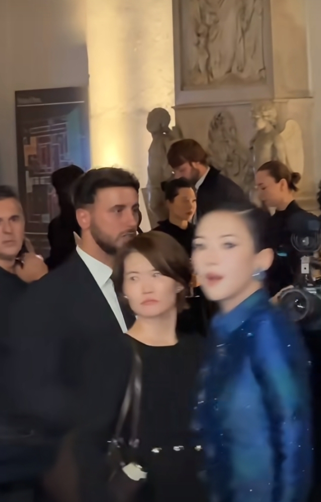 章子怡亮相米兰时装周,蓝色渐变刺绣外套搭盘发,美出新高度