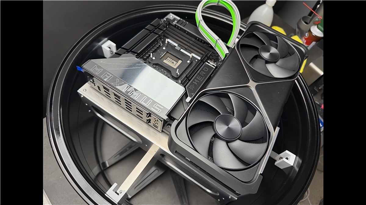 RTX 5080整機塞進保時捷911輪轂！通過鑰匙開機重啟