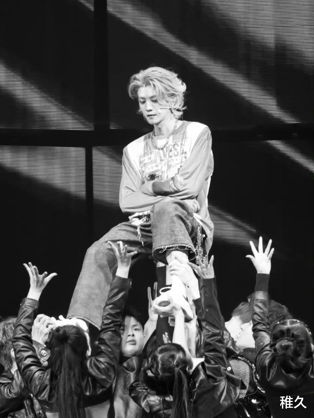 “鹿晗屏保曝光！网友扒出关晓彤同款合照，八年恋情再被实锤？”