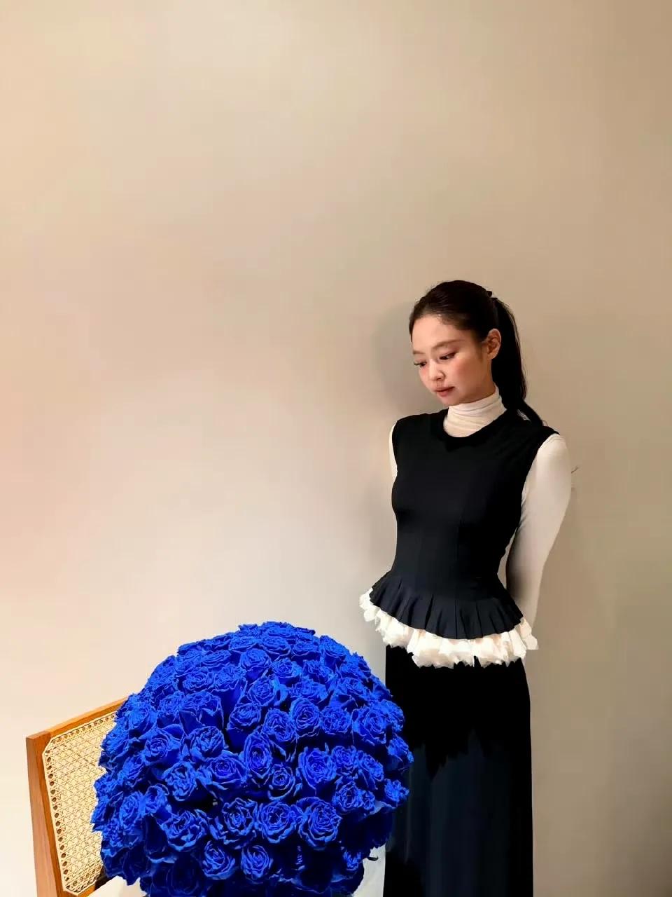 Jennie更新生日穿搭，这一套好优雅