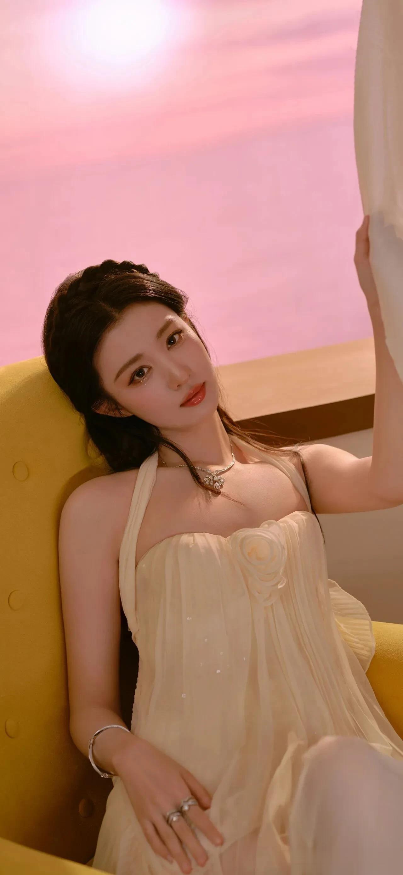 王楚然跨年月光女神造型美翻！白裙仙韵拉满太戳心