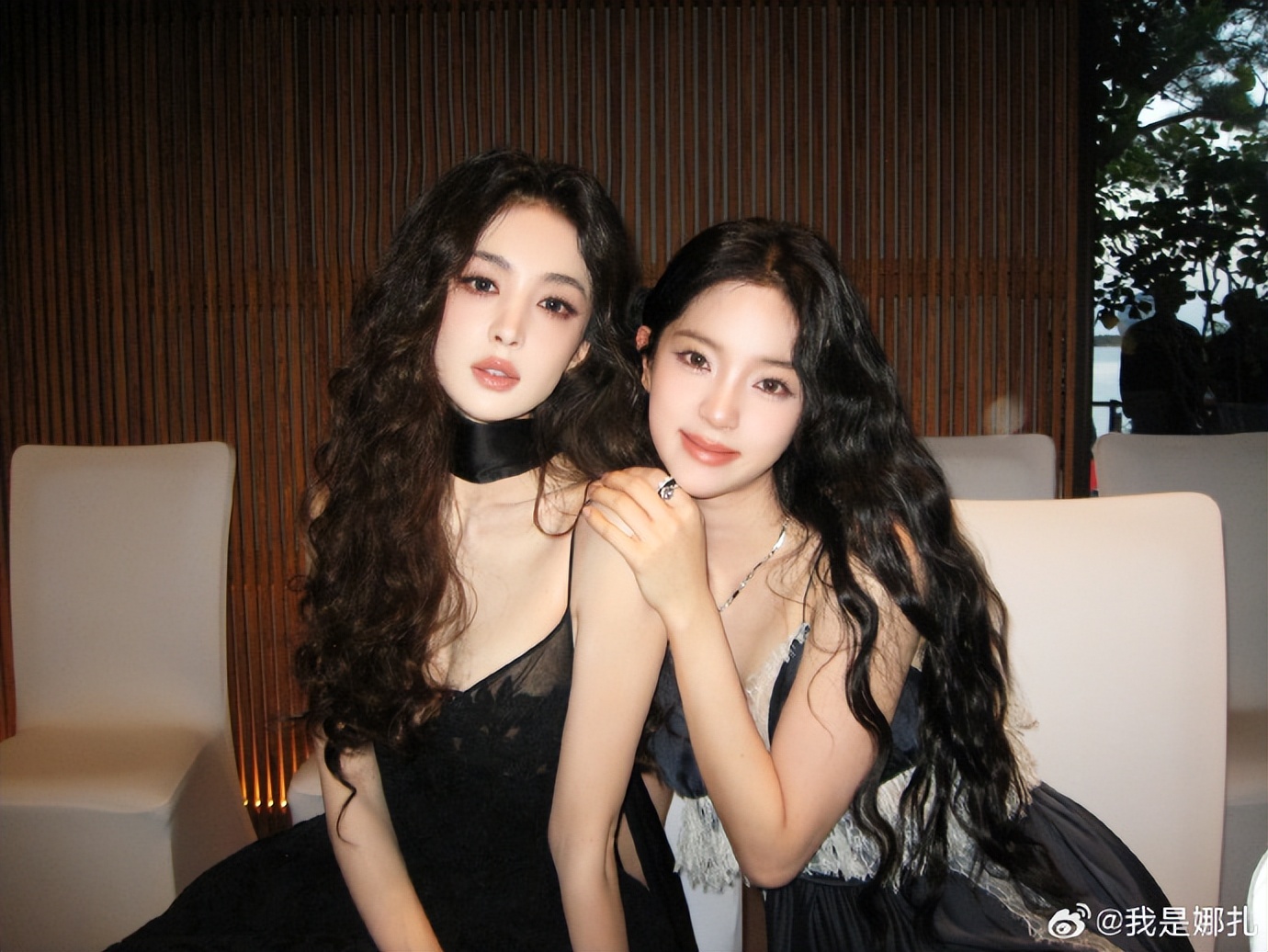 古力娜扎晒与欧阳娜娜合照，十年过去娜比成熟了，娜扎依旧绝美