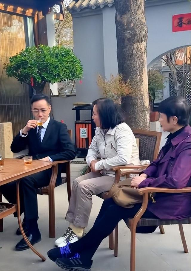 冯远征携71岁妻子回乡,西装革履金丝镜,梁丹妮紫色风衣老来俏