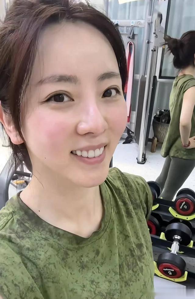 落地的凤凰不如鸡！离开央视为钱奔波的李思思，给年轻人提了个醒