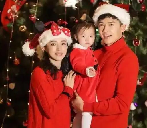 董璇现身机场情绪低落!脸上褶多又僵又肿,挺肚走路被调侃有孕味