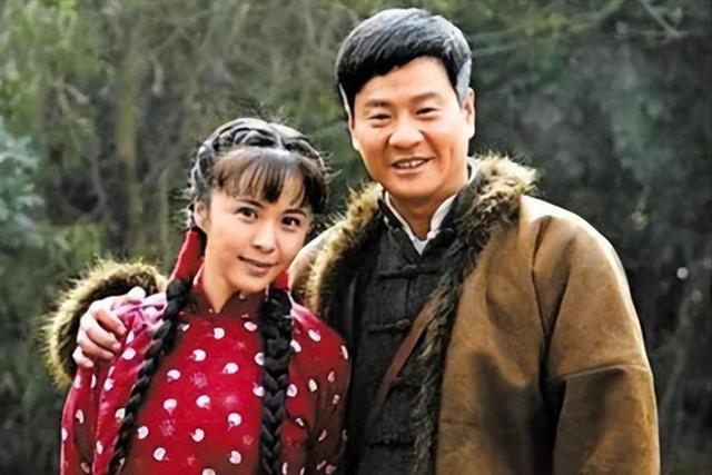 她19岁爱上“老渣男”，相爱7年被抛弃，今43岁脸肿僵硬似蔡明！