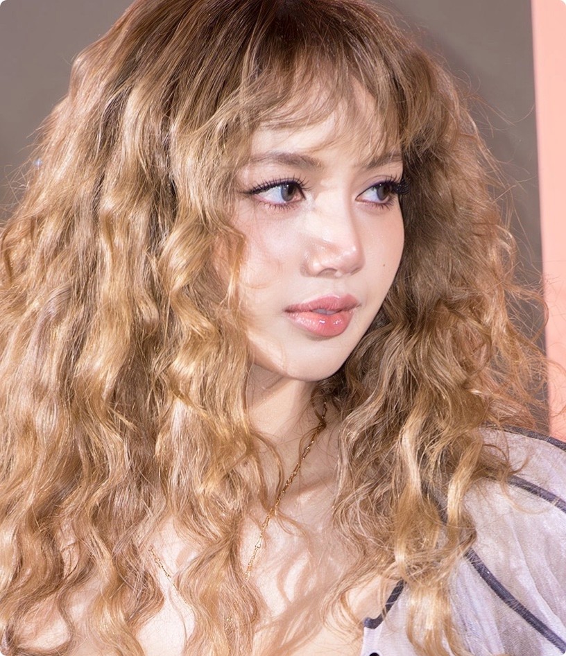 韩国红毯，Lisa若隐若现，全智贤沧桑憔悴，申敏儿满分贵气