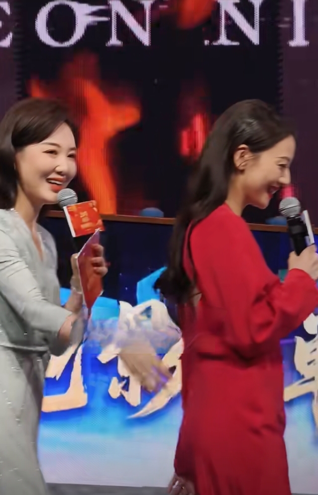 高圆圆一袭红裙亮相活动，45岁的气质优雅到骨子里，这状态绝了