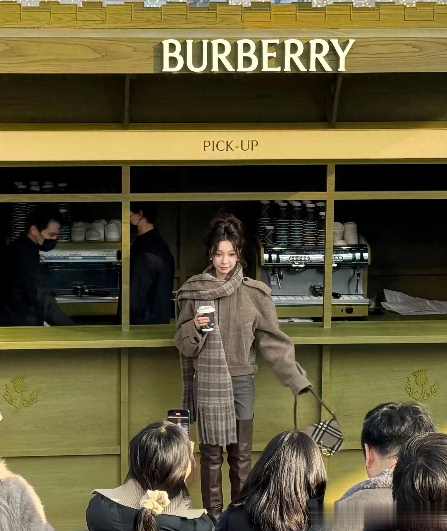 易梦玲国外拍摄，身穿全套巴宝莉，颜值超绝却因穿长筒靴像五五分