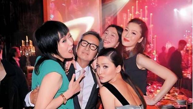 香港著名女星与老公同框表情冷淡