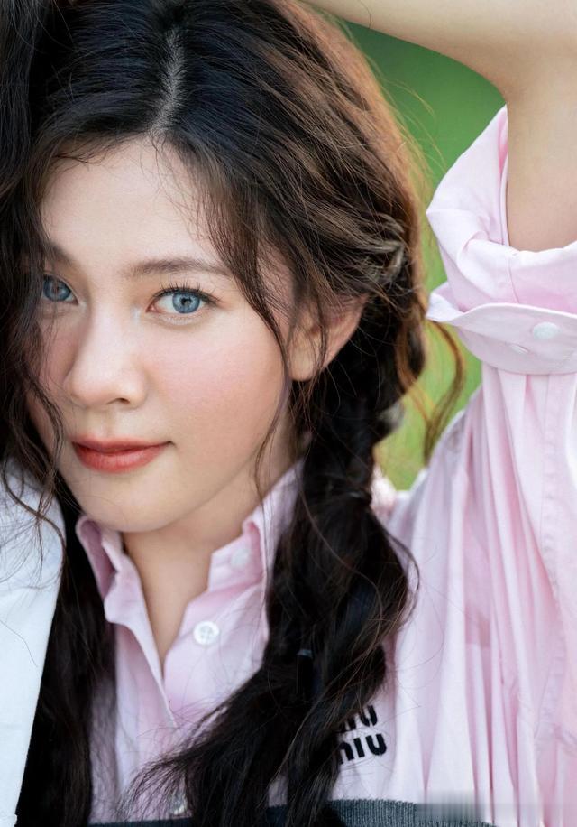 宋妍霏最新封面花絮图，穿抹胸衣露肚脐身材火辣，美得闪闪发光